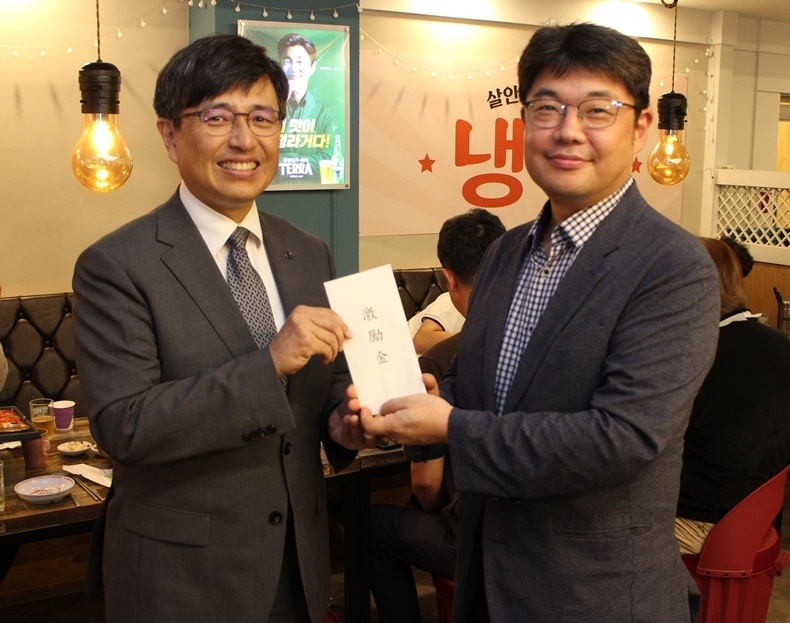 서울지부 김민겸 회장(좌)이 강서구회 황우진 회장에게 격려금을 전달하고 있다.