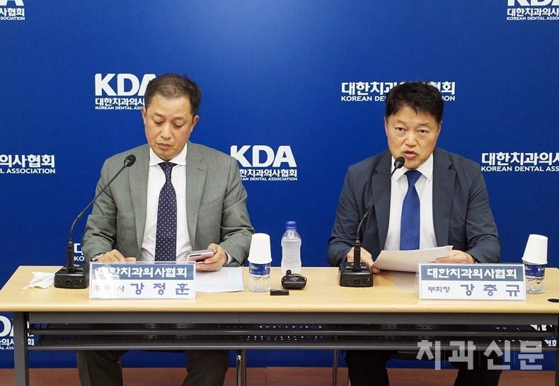 치협 조사위원회 위원장인 강충규 부회장이 기자간담회에서 조사결과를 발표하고 있다(사진 오른쪽).