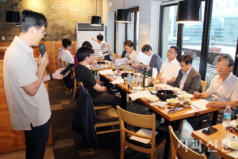 영등포구치과의사회 김석중 회장이 확대이사회에서 인사말을 하고 있다.