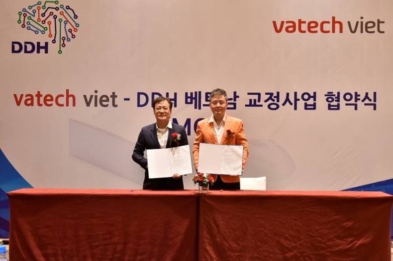 디디에이치 허수복 대표(오른쪽)가 바텍 비엣 서진원 사장과 베트남 교정사업 협약식을 체결하고 있다.