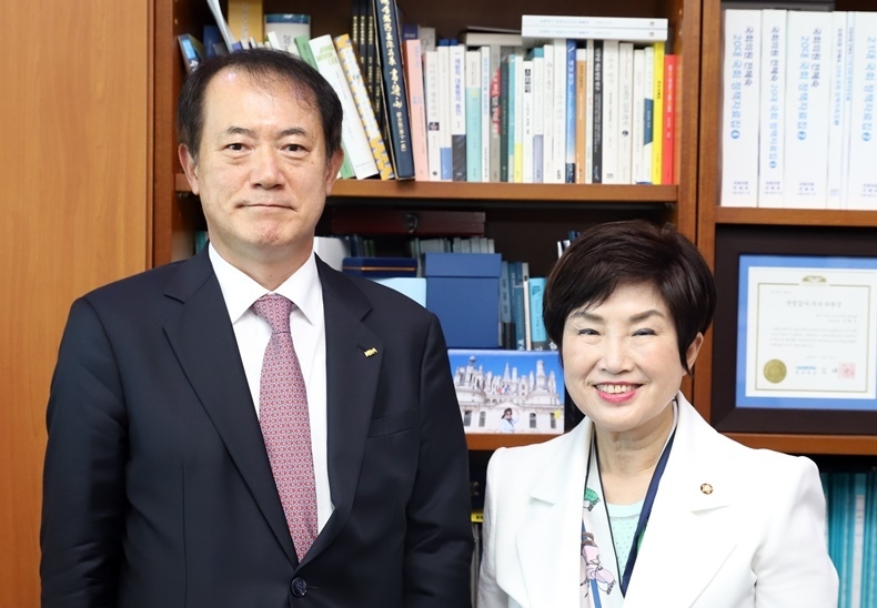 대한치과의사협회 박태근 회장과 더불어민주당 전혜숙 의원(사진 우)
