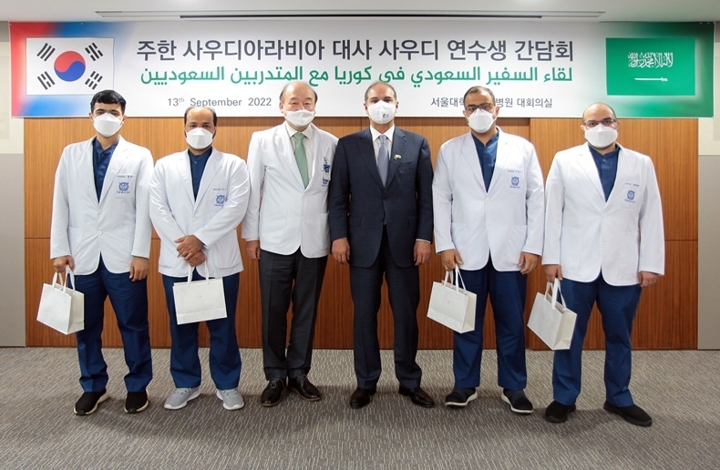 서울대치과병원 구영 원장 및 주요 보직자들은 지난 13일 사미 알사드한 주한 사우디아라비아 대사와 서울대치과병원에서 전문의 수련을 받고 있는 사우디아라비아 연수생들과 간담회를 가졌다. / 사진제공_서울대치과병원
