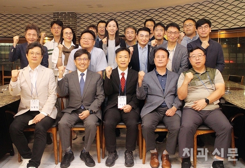 지난 26일 성북구치과의사회가 역대 회장단과 서울시치과의사회 김민겸 회장, 노형길 총무이사를 초청해 확대이사회를 가졌다.