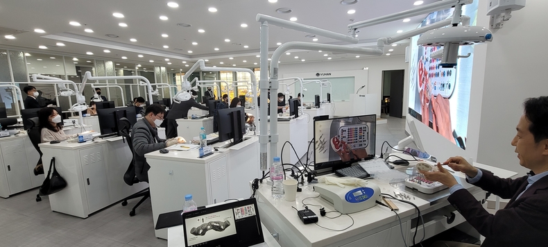 지난달 31일 유한 치과교육센터에서 열린 'DIGITAL Training course with Astra EV' 세미나