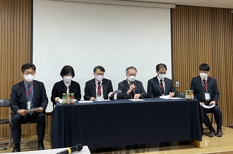 지난 6일 노년치의학회 기자간담회에서 고홍섭 회장(오른쪽 세번째)이 '구강노쇠' 치과진료지침 관련 설명을 하고 있다.