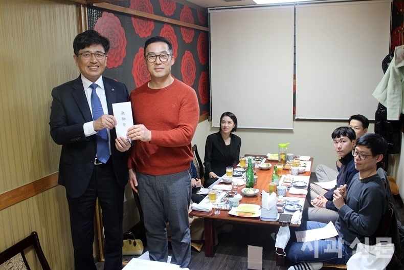 서울시치과의사회 김민겸 회장(사진 좌)이 노원구치과의사회 조동식 회장(사진 우)에게 격려금을 전달했다.