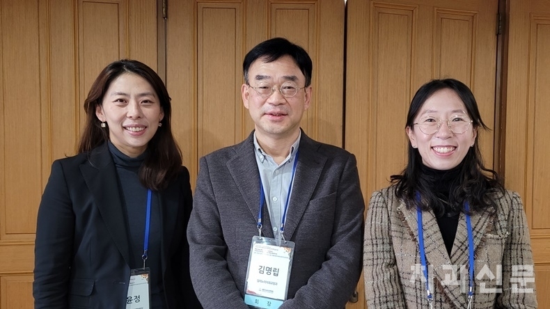좌로부터 최윤정 학술대회장, 김명립 회장, 박지운 총무이사