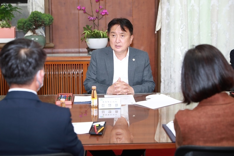 의료비 후불제는 충북도 김영화 도지사(사진)의 제1 공약으로 내년 본격 시행을 앞두고 있다(사진은 지난 8월 8일 열린 의료비후불제 전문가 자문위원 위촉식에서 전문위원들과 간담회를 갖고 있는 김영환 도지사 모습-사진제공 충청북도청).