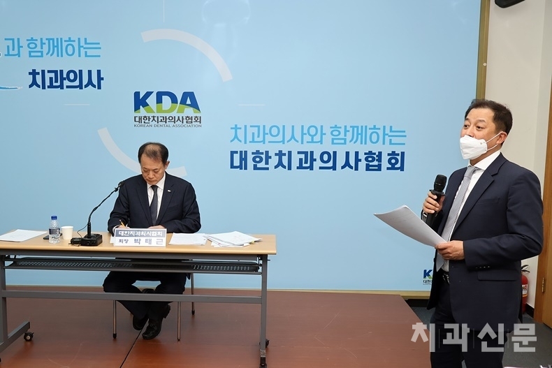 대한치과의사협회 박태근 회장(사진 좌)과 강정훈 총무이사(사진 우)가 기자간담회에서 발언을 하고 있다.