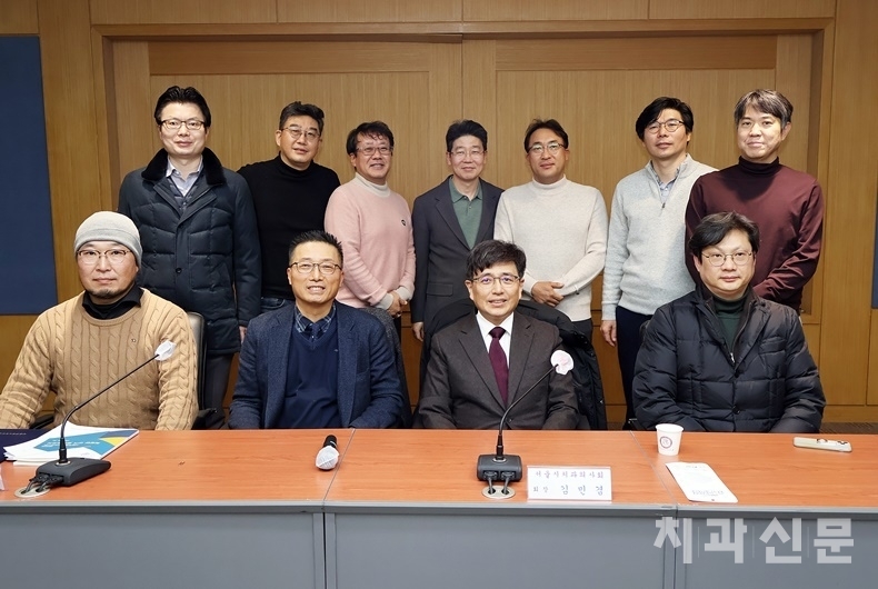 서울시치과의사회 선거관리위원회 위원들에게 위촉장이 전달된 후 기념촬영을 하고 있다.