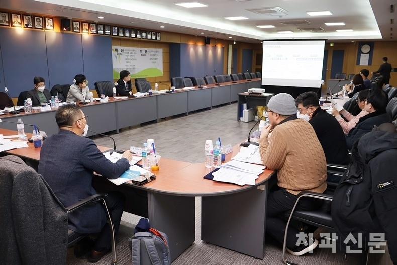 서울시치과의사회 선거관리위원회는 지난 19일 회의를 갖고 39대 회장단 선거일 등을 결정했다. 사진은 선거에 사용할 온라인 문자투표를 시연해보고 있는 선관위 위원들.