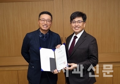 서울시치과의사회 정관서 선관위원장(사진 좌)에게 위촉장을 전달하고 있는 김민겸 회장(사진 우) 