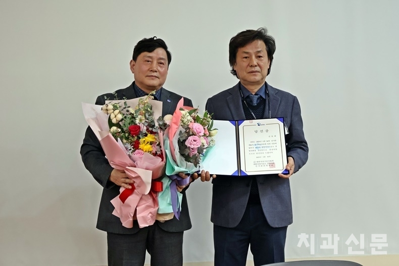 대한치과기공소경영자회 김용태 신임회장(좌)과 김희운 선관위원장