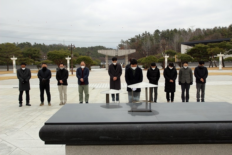 대구광역시치과의사회 이기호 회장 및 임원은 광주지부 안내로 국립5·18민주묘지를 참배했다.. 사진제공_광주광역시치과의사회