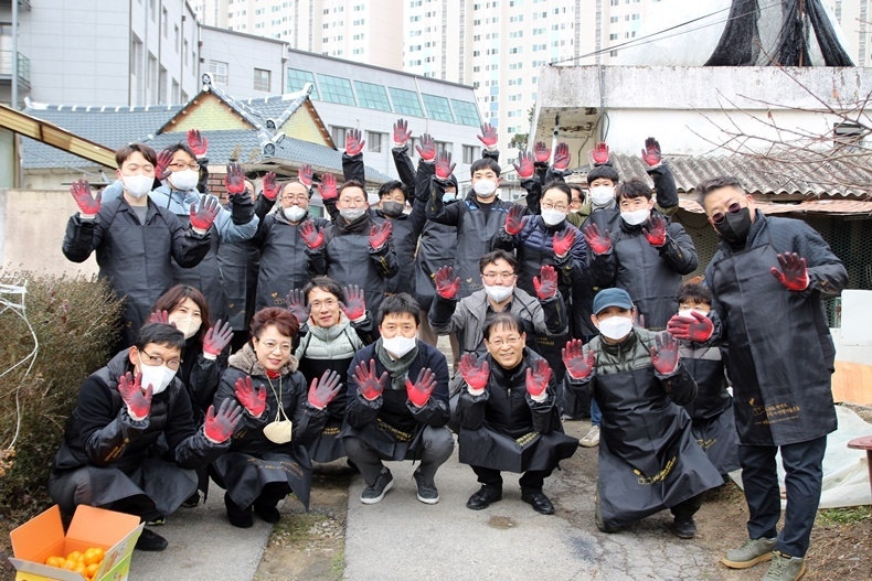 연탄 나눔 봉사에 참여한 광주 및 대구치과의사 임원과 회원들. 사진제공_광주광역시치과의사회