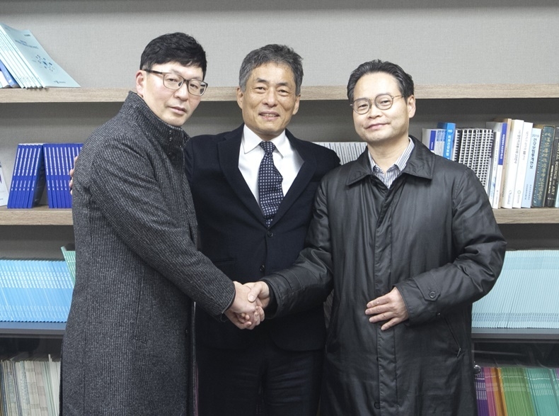 기호추첨 후 조수영 선관위원장(가운데)과 함께 기호1번 이봉호(맨 오른쪽), 기호2번 김광호 두 회장후보가 선전을 다짐하며 악수를 하고 있다.