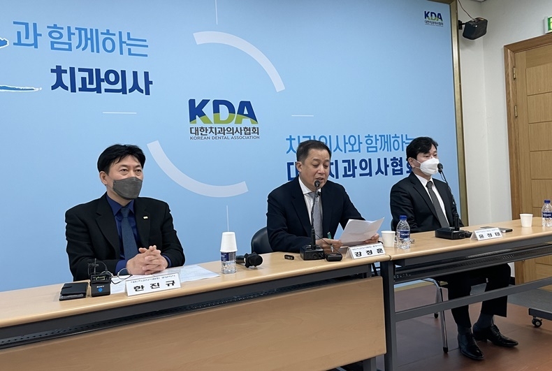 좌로부터 한진규 공보이사, 강정훈 총무이사, 윤정태 재무이사.