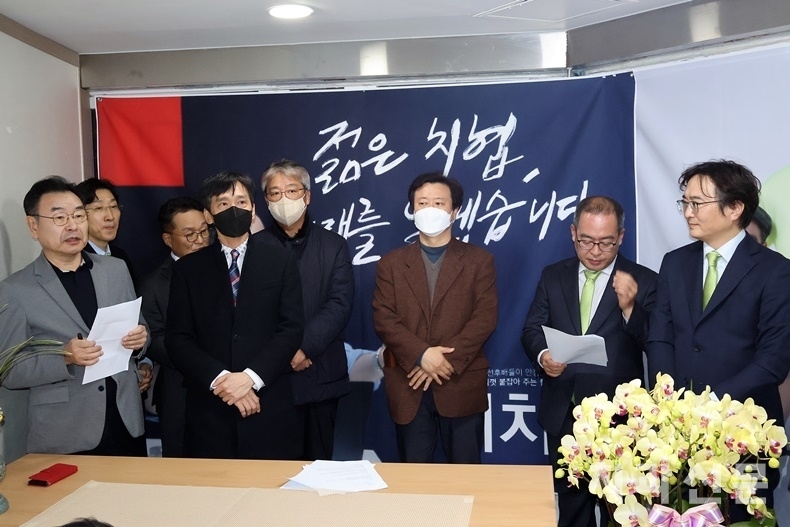 최치원 TEAM 캠프는 선대위원장으로 안민호 치협 전 부회장을 위촉했다. 사진은 안민호 선대위원장이 선대본부 구성 및 각 본부장을 소개하고 있다.