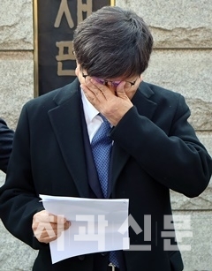 소송단 대표인 서울시치과의사회 김민겸 회장이 입장문을 낭독하다 오열하고 있다.