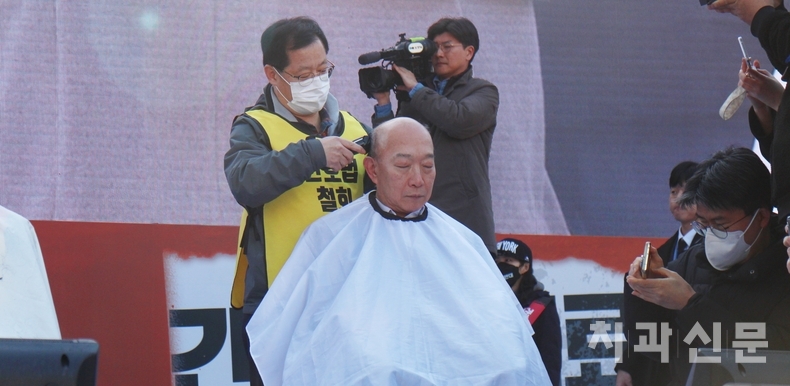 대전광역시치과의사회 조영진 회장이 의료인 면허취소법 국회 본회의 직회부에 반대하는 삭발을 하고 있다.