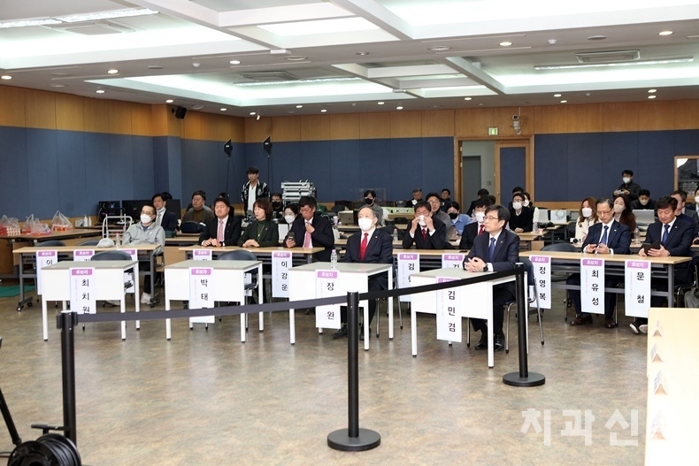 회장단 선거 입후보자들이 초초하게 결과를 기다리고 있다.