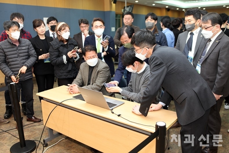 개표를 위한 키 값을 각 캠프에서 입력하고 있다.