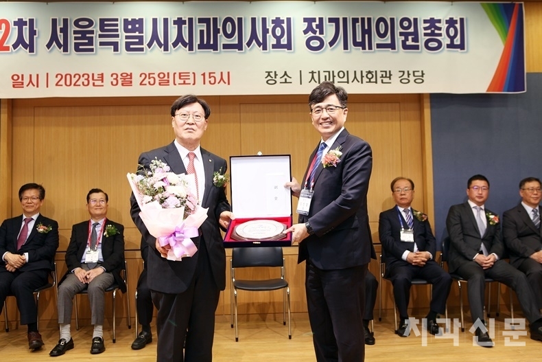 올해의 서치대상은 윤두중 전 의장(사진 좌)에게 돌아갔다.
