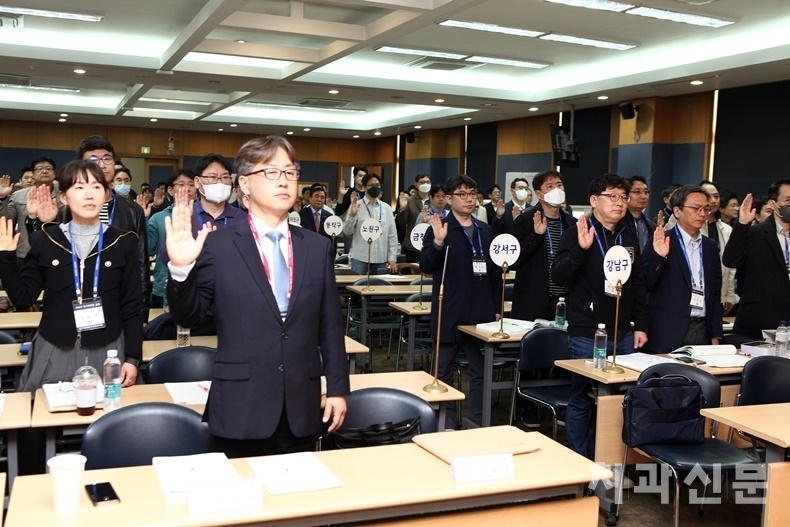 서울지부 대의원총회에 참석한 대의원들과 제39대 회장단당선인, 내외귀빈이 치과의사 윤리선언을 하고 있다.