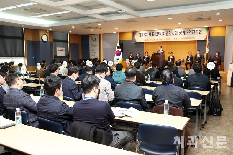 대의원총회 홍순호 의장이 개회사를 하고 있다.