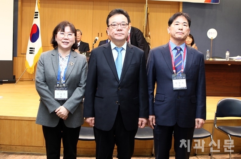 신임 감사단으로는 최대영 회원(사진 가운데), 이경선 회원(사진 왼쪽), 한정우 회원(사진 오른쪽)이 당선됐다.