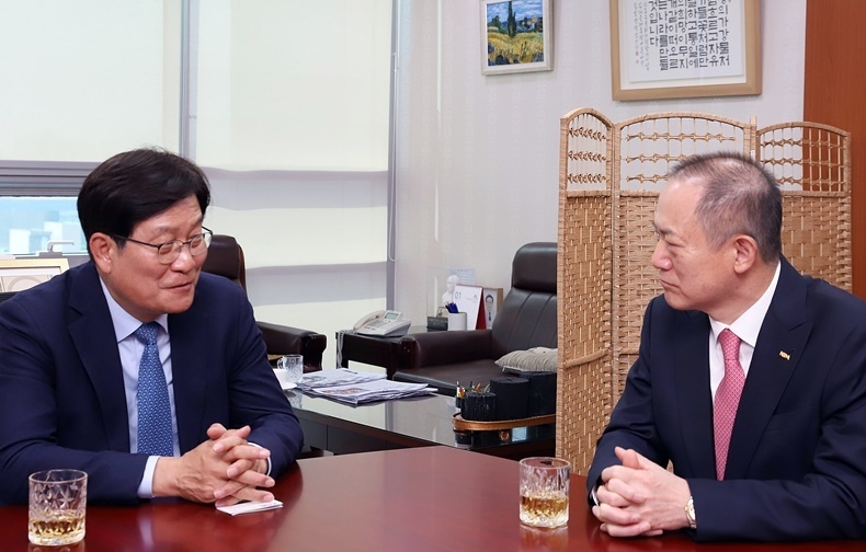 신동근 의원과 면담하고 있는 치협 박태근 회장
