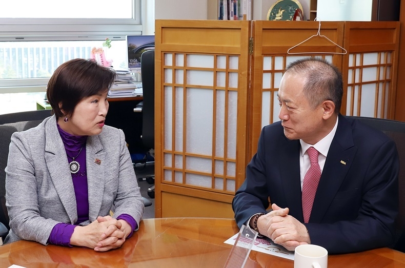 전혜숙 의원과 면담하고 있는 박태근 회장