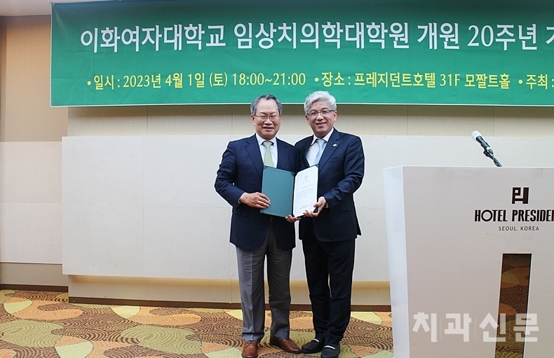 김선종 원장(우)이 김명래 명예교수(좌)에게 감사패를 전달하고 있다.