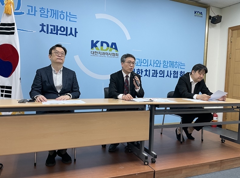 정의실천치과의사연합 박창진 대표(가운데), 이재용 원장(맨 좌), 박우현 원장이 지난 6일 기자회견을 하고 있다.