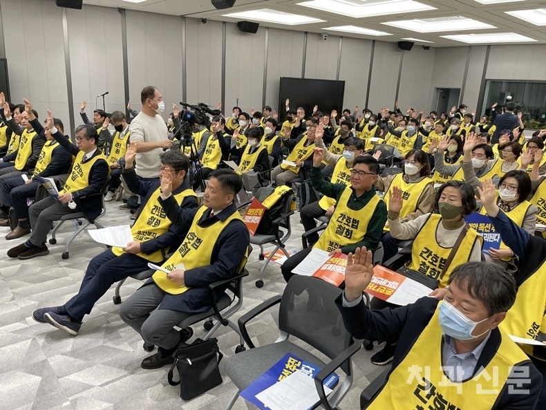 이날 13개 단체 보건복지의료연대 확대임원연석회의에서는 오는 16일 간호법 및 의료인 면허취소법 저지를 위한 400만 총궐기대회를 결의했다.