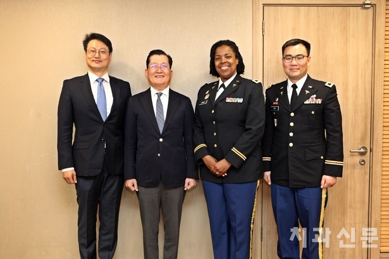 왼쪽부터 SIDEX 정기훈 사무총장, 서울시치과의사회 강현구 회장, 주한 미8군 치과보건사령부 애주어 어틀리 사령관, 강영석 대령