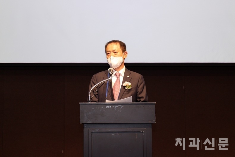 지난해 4월 23일 개최된 치협 제71차 대의원총회에서 인사말을 하고 있는 박태근 회장