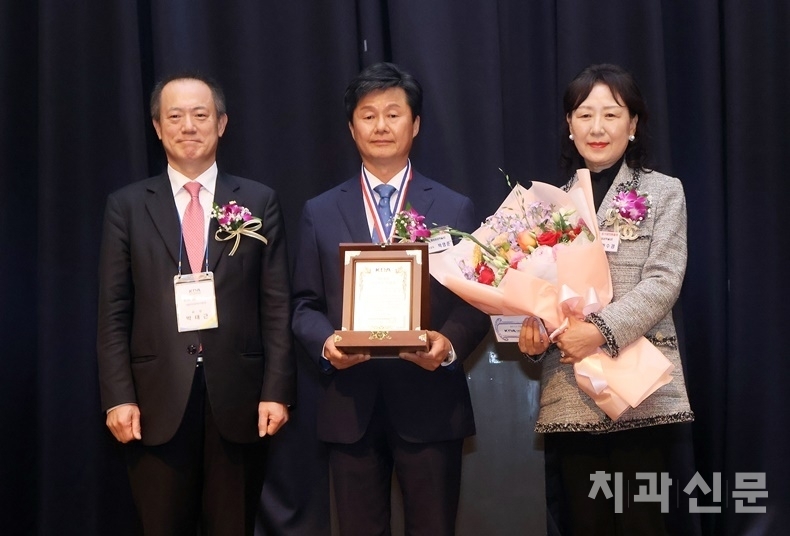 협회대상 학술상을 수상한 전남치대 박영준 교수(사진 가운데)
