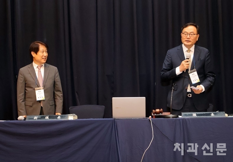 박종호 신임의장(사진 우)이 당선 감사인사를 하고 있다. 사진 왼쪽은 홍순호 부의장