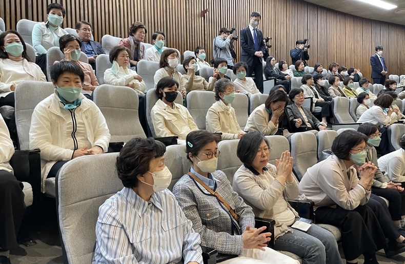 지난달 27일 국회 본회의에서 간호법 표결 결과를 지켜보고 있는 간호사들 모습.