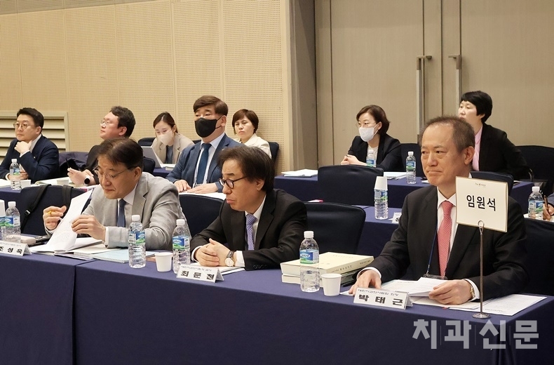 올해 치협 대의원총회 감사보고는 한시간을 훌쩍 넘길 정도로 많은 질의응답이 있었다. 