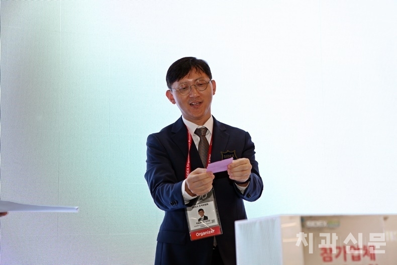SIDEX조직위원회 김진만 학술본부장이 SIDEX 20회를 기념해 마련한 참가업체 대상 무료부스 추첨이벤트에서 경품권을 추첨, 호명하고 있다.