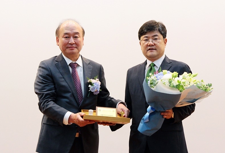 서울대치과병원 이용무 신임 원장(사진 오른쪽)이 구영 전 원장(사진 왼쪽)에게 직인 등을 전달받고 있다.