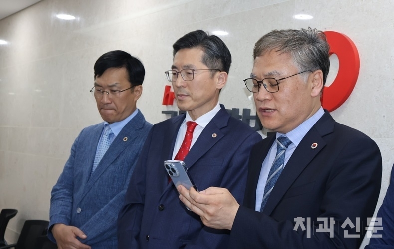 대한의사협회 수가협상단이 최종 결렬을 선언하며 입장문을 발표하고 있다. 