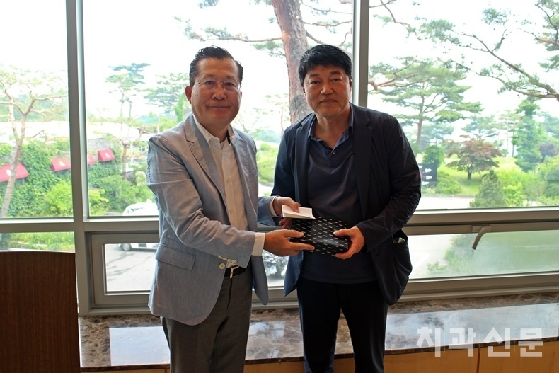 치협 강충규 부회장(우)이 서울지부 강현구 회장에게 자선 골프대회 후원금을 전달하고 있다. 