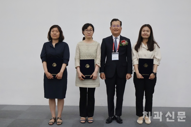 강현구 회장(가운데 우측)이 구강보건 향상을 위해 힘쓴 유공자들에게 표창패를 수여했다.