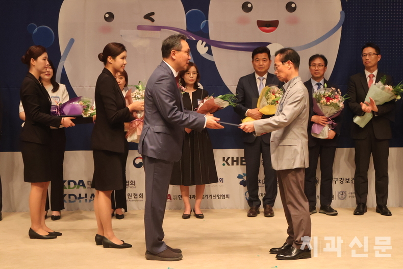 지난 9일 한국프레스센터에서 열린 구강보건의 날 기념식에서 김용진 원장이 유공자 표창을 받았다.