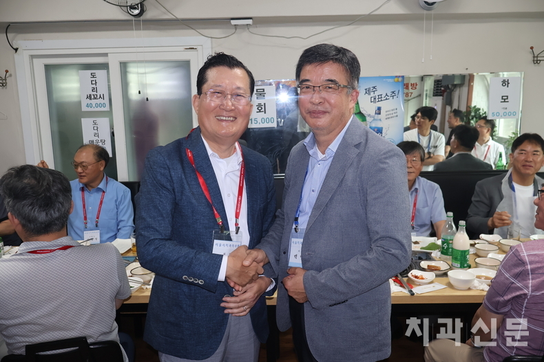 서울치과의사신용협동조합 백명환 이사장(사진 오른쪽)과 서울시치과의사회 강현구 회장(사진 왼쪽)이 지난 9일 임원 간담회를 마치고 식사에 앞서 양 단체가 서울지부 회원 및 서치신협 조합원들을 위해 최선을 다할 것을 다짐하며 악수를 나누고 있다.