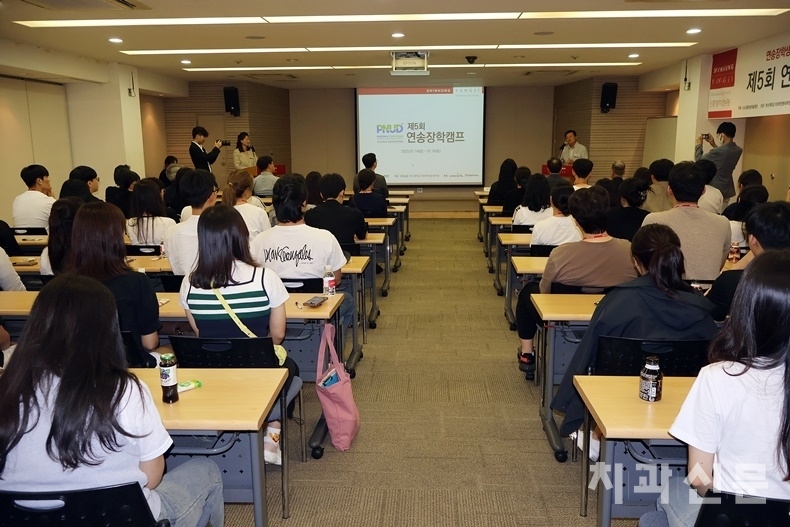 연송학술재단 조규성 이사장이 인사말을 하고 있다.