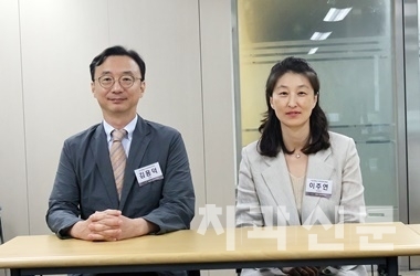 올해 연송장학캠프를 주관한 부산대치전원 김용덕 원장(사진 좌)과 이주연 부원장(사진 우)